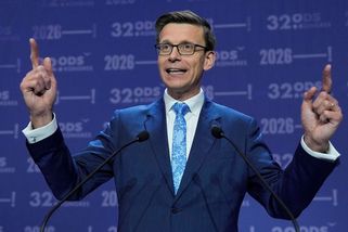 Exministr Kupka křepčící na Colours of Ostrava fanoušky nepotěšil: Řešili jeho doprovod, manželka to nebyla - Super.cz